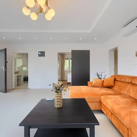 Holiday home Exquisite Luxusvilla Mit Pool, Billard, Spielplatz Pula