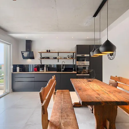 Exquisite Luxusvilla Mit Pool, Billard, Spielplatz Pula